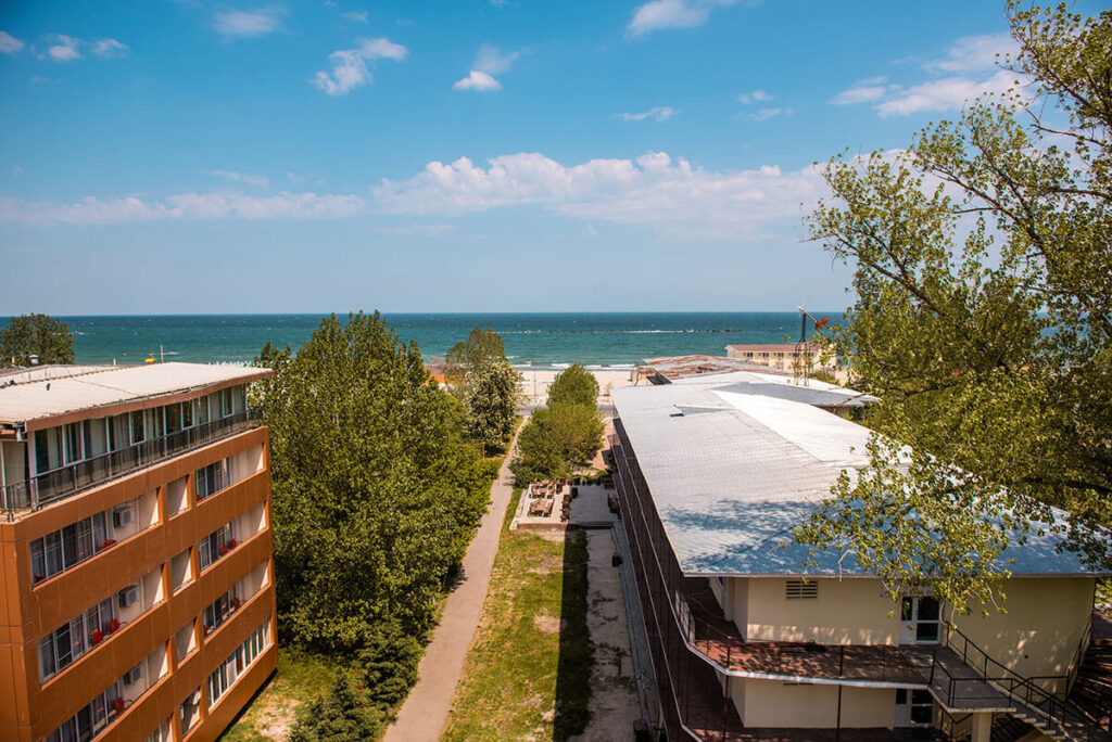 Vedere către mare și lac (în funcție de poziționare)